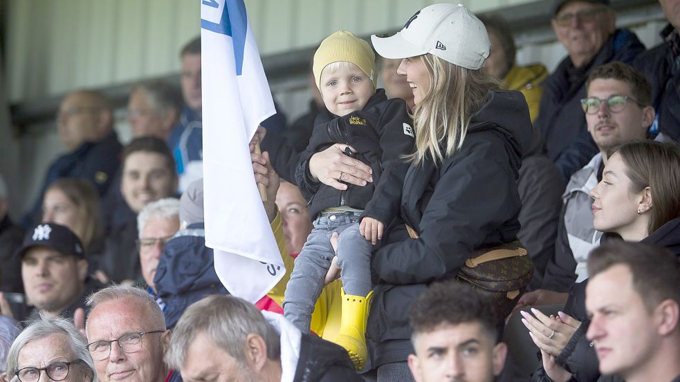 Olga Dassel besuchte mit ihren Söhnen Leonard (2, Foto) und Jonathan (1) und ihrer Mutter die Partie gegen Bremen. Bastian Dassel, Kapitän des BSV, sah seine Liebsten auch schon im Motivationsvideo vor dem Spiel. Foto: Doden