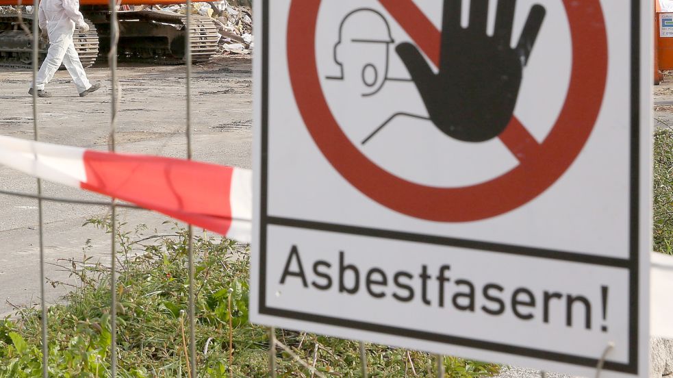Für den Umgang mit Asbest gelten strenge Sicherheitsvorschriften. Sie sollen auf einer Baustelle in Aurich nicht eingehalten worden sein. Foto: Wüstneck/dpa