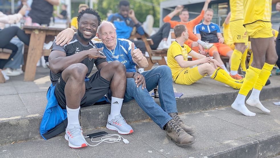 Der Kontakt zu den Emder Spielern (links Ibrahim Sillah) ist Gerhard Wieting wichtig. Nach dem letzten Oberliga-Spiel in Braunschweig feierte er noch bis weit nach Abpfiff den Vize-Titel und die Qualifikation für die Aufstiegsspiele. Fotos: Homes