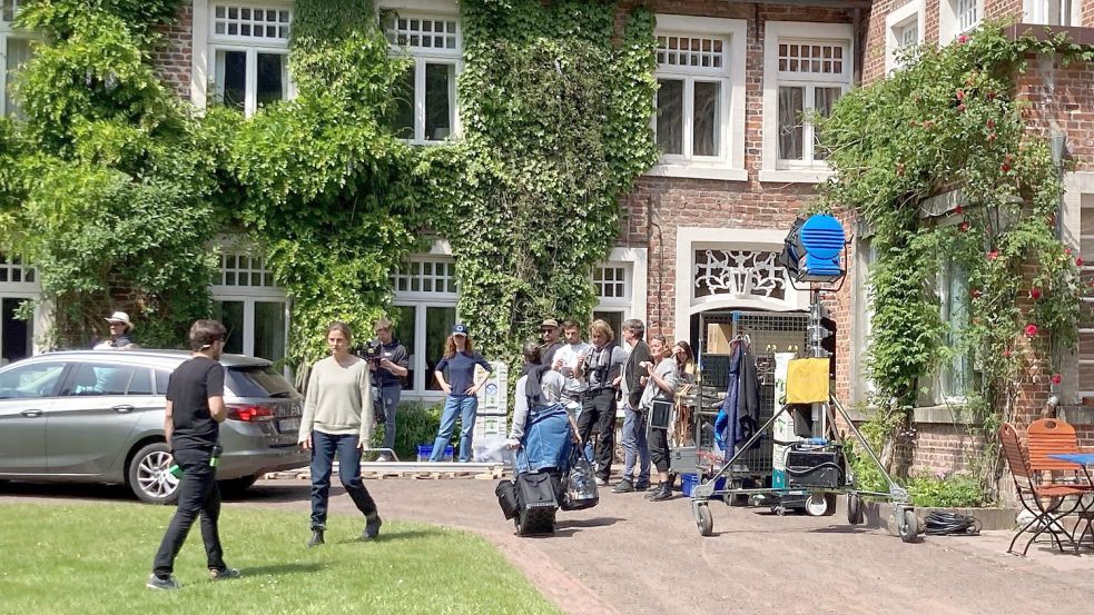 Bis zu 40 Teammitglieder sind an den Drehtagen vor Ort. Foto: Rebecca Kresse