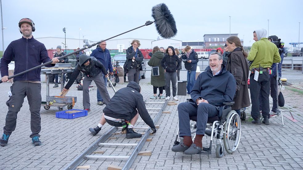 Stürmischer Drehtag am Norddeicher Hafen mit Kai Maertens (Ubbo Heide). Foto: Schiwago Film