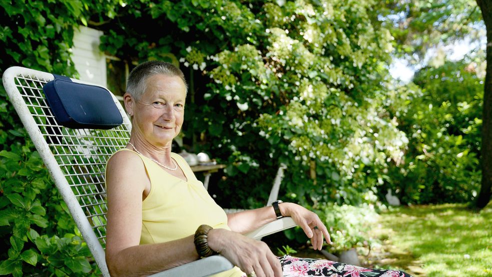 Anna Arns an ihrem Lieblingsplatz. Nach getaner Arbeit entspannt sie im Schatten eines großen Baums. Foto: Lüppen