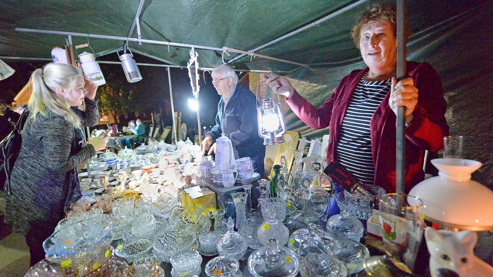 Mitten in der Nacht in Trödel stöbern: Das ist auf dem 24-Stunden-Flohmarkt in Simonswolde möglich. Foto: Archiv/Ortgies