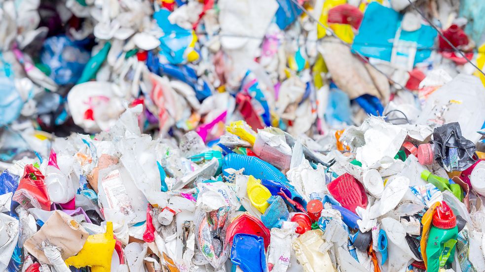 Alles so schön bunt: Unser Plastikmüll – hier bereits in gepresster Form – wird er entweder wiederverwertet, verkauft oder verbrannt. Foto: Vennenbernd/dpa