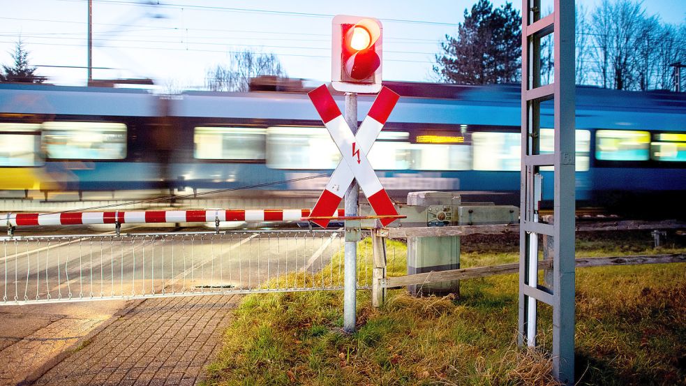 Ein Nahverkehrszug passiert einen Bahnübergang nahe Ihrhove. Die sogenannte Wunderlin“ soll zukünftig Norddeutschland mit dem Norden der Niederlande über die Strecke von Bremen nach Groningen verbinden. Foto: Dittrich/DPA