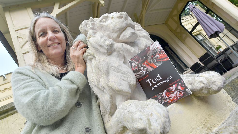 Lässig lehnt Christine Schmidt an einer Löwen-Skulptur: Die Emderin hat es sich selbst und der Öffentlichkeit gezeigt. Vor zwei Jahren hat sie mit „Tod geschwiegen“ ihren ersten Krimi herausgebracht. Der nächste ist schon in Arbeit. Foto: Archiv/Ortgies