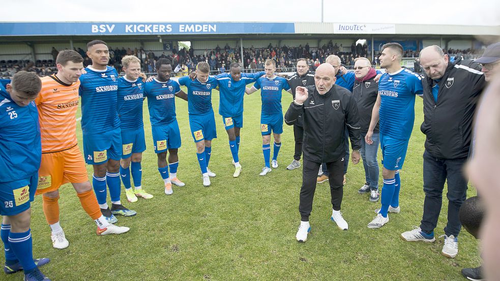 Der Sieg im ersten Aufstiegsrunden-Spiel war gerade wenige Minuten eingetütet, da ging der Fokus von Kickers-Trainer Stefan Emmerling und der Mannschaft bereits auf die zweite Partie. An diesem Mittwoch trifft Emden auf Concordia Hammburg. Foto: Doden