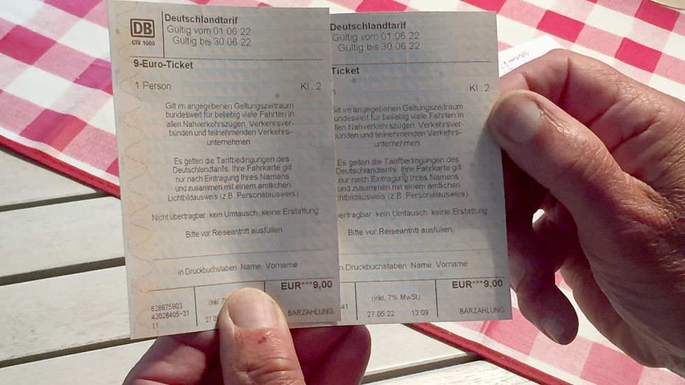 Diese Tickets kaufte der Rhauderfehntjer Senior am Bahnhof Leer einem Unbekannten ab. Foto: Wehry