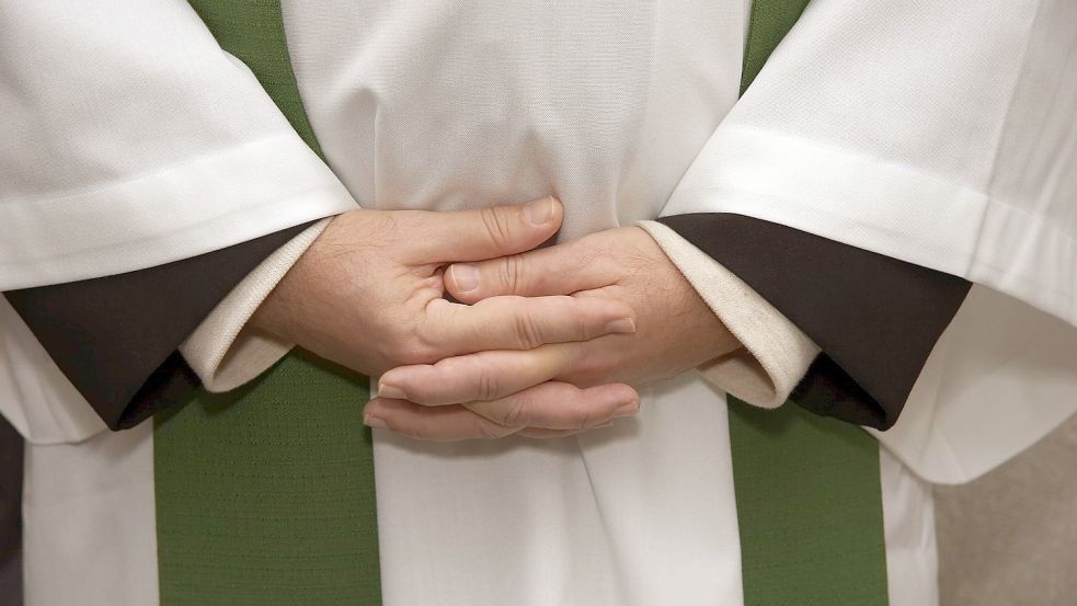 Ein 88-jähriger ehemaliger Pfarrer aus Merzen wurde von Papst Franziskus aus dem Klerikerstand entlassen. Foto: imago images/INSADCO