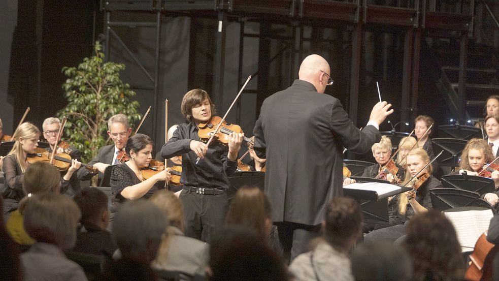 Dirigent Christopher Wasmuth führte das neugegründete Rotary Lions Distrikt Orchester durch das allererste Konzert. Foto: Swaantje Hehmann
