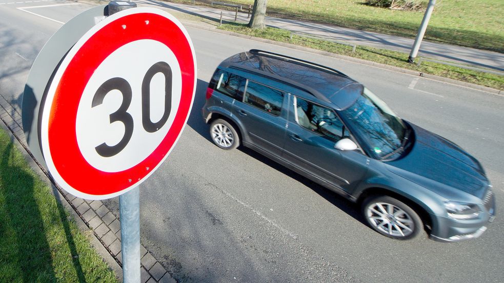 Leer soll frei entscheiden können, wo im Stadtgebiet Tempo 30 gelten soll. Die Politik will deshalb, dass die Stadt einer Initiative beitritt, die genau das fordert. Symbolbild: Stratenschulte/dpa