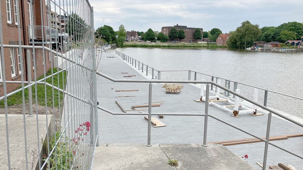Noch verhindern Bauzäune, dass die Promenade betreten werden kann. Im Hintergrund zeigt sich der Hafenkopf. Foto: Kierstein