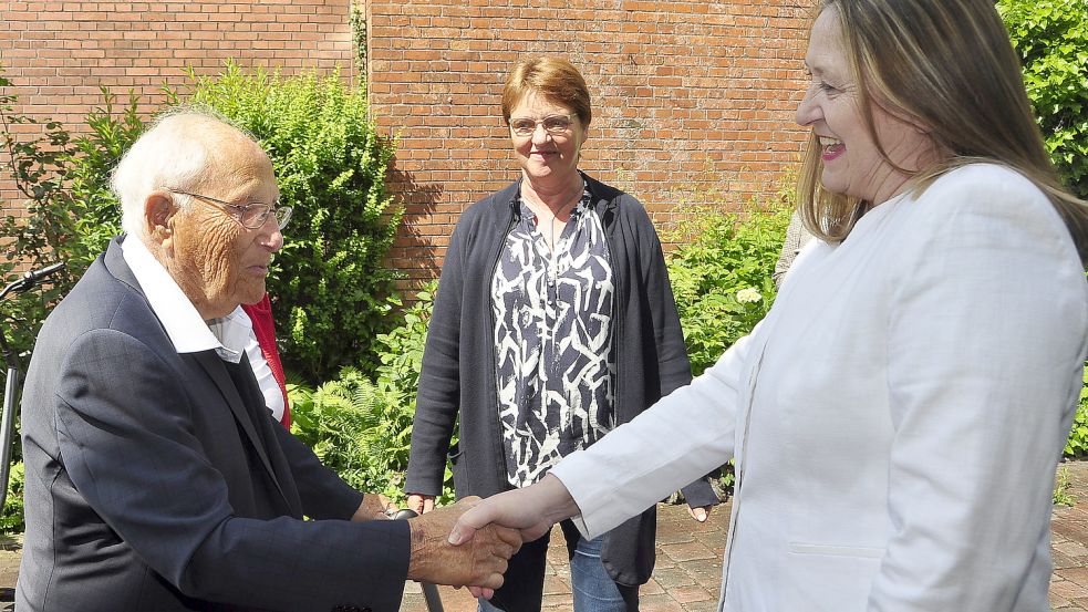 Albrecht Weinberg (von links) berichtete Meta Janssen-Kucz und Landtagspräsidentin Dr. Gabriele Andretta aus seinem Leben. Foto: Wolters