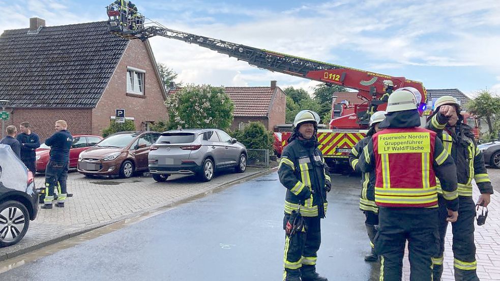 Die Feuerwehr Norden ist in Norden im Einsatz. Ein Blitz ist in ein Haus eingeschlagen. Foto: Rebecca Kresse