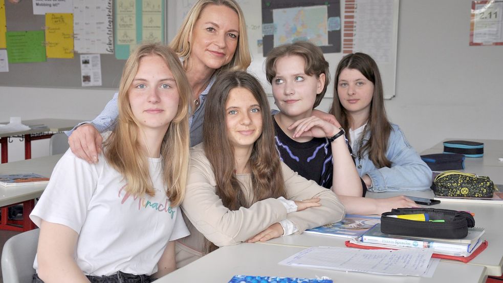 Yulia (vorne, von links), Anastasia, Anastasia und Polina gemeinsam mit Lehrerin Irina Harms in einem Klassenraum der Friedeburger Haupt- und Realschule. Foto: Ullrich