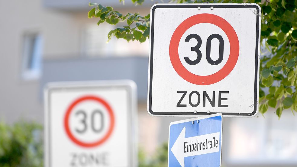 Verkehrsschilder weisen auf eine Tempo-30-Zone hin. Bild: Dedert/DPA