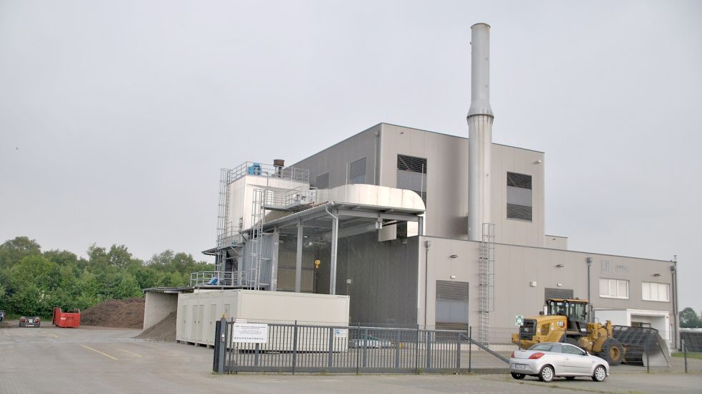 Das Biomasse-Heizkraftwerk in der Ilexstraße könnte in Zukunft eine deutlich größere Rolle bei der Energieversorgung der Wiesmoorer spielen. Foto: Schönig