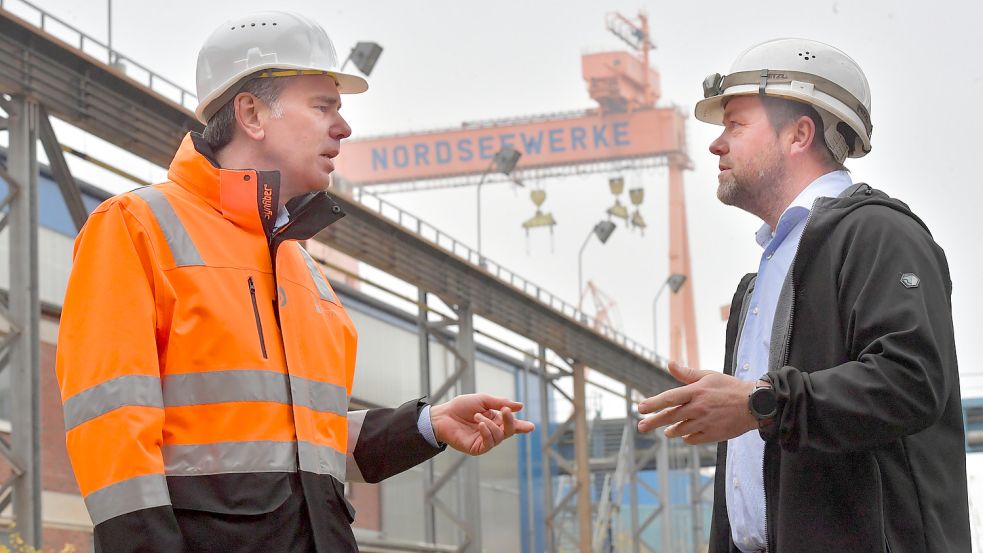 Fosen Yard Emden hat Insolvenz angemeldet. Das Bild zeigt Geschäftsführer Carsten Stellamanns (links) und Betriebsratschef Frank Hieronimus. Hieronimus bezeichnet die Insolvenz als „katastrophale Situation“. Foto: Ortgies/Archiv