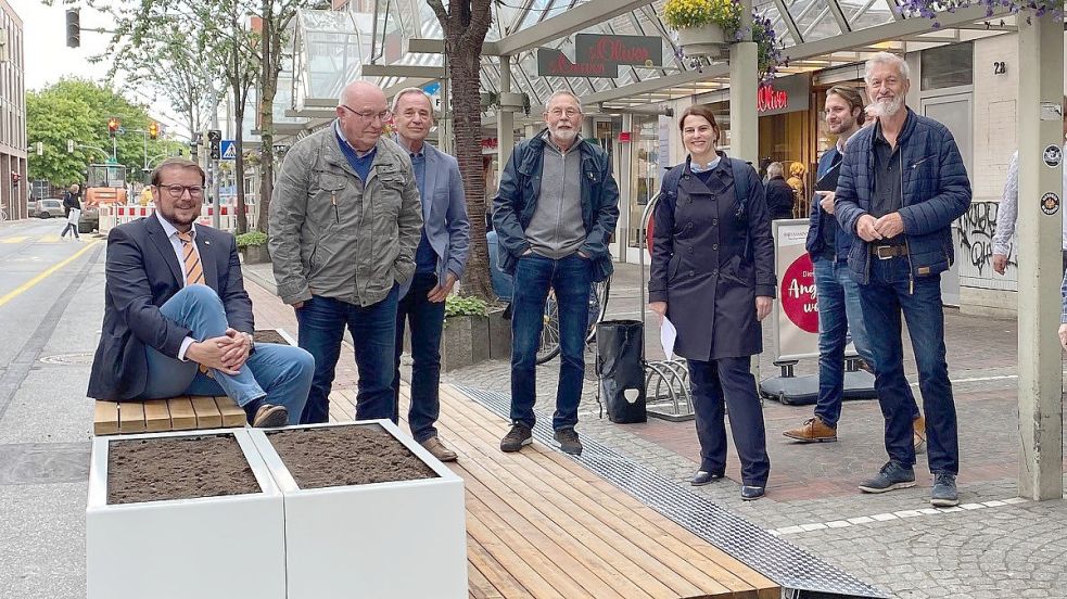 Einen ersten Eindruck vom neuen Verkehrsexperiment verschaffte sich am Mittwochnachmittag Oberbürgermeister Tim Kruithoff (links) bei einem kleinen Rundgang im Beisein von Rat- und Verwaltungsmitgliedern sowie weiteren Beteiligten und Interessierten. Foto: Tomé