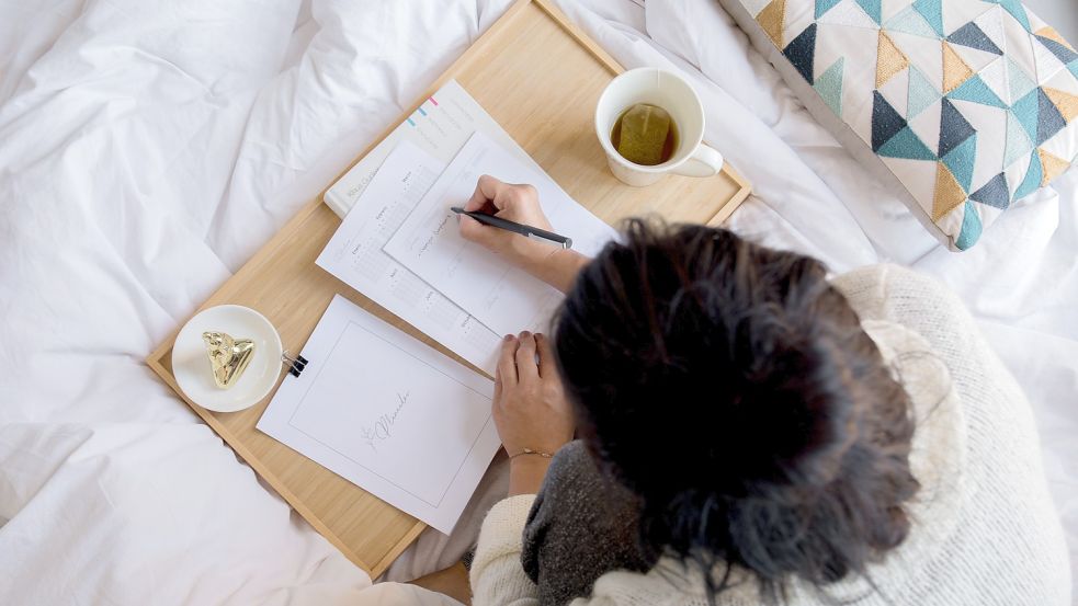 Morgens zum ersten Kaffee Unterlagen ins Bett holen und den Tag durchplanen? Eine gesunde Work-Life-Balance sieht anders aus. Foto: Unsplash/Paico Oficial (Symbolbild)