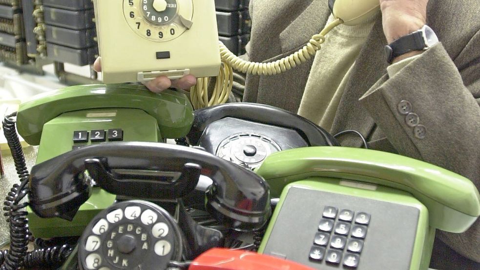 Ganz schön fernmündlich: Im Fernmeldemuseum in Mühlhausen zeigt Jörg Richter, Chef des Museumsvereins, 2001 Telefone aus den letzten 40 Jahren. Foto: dpa