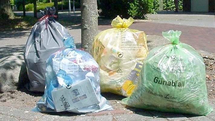 Dieser Anblick war vor Einführung der Blauen Tonne im Landkreis Leer normal: Der Abfall kam in unterschiedliche Tüten. Auch eine grüne Tüte gibt es. Foto: Landkreis Leer