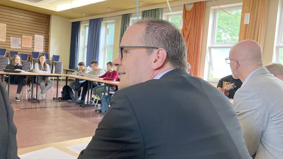Minister Grant Hendrik Tonne sprach in der Möörkenschule mit Schülern aus der Ukraine. Foto: Kierstein