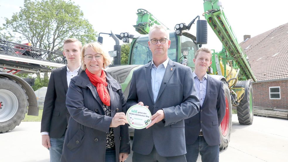 Niedersachsens Landwirtschaftsministerin Barbara Otte-Kinast (zweite von links) übergab die „Wegbereiter“-Plakette für den Niedersächsischen Weg an Harald Dirks (zweiter von rechts) sowie seine Söhne Jelto van der Linde (rechts) und Erik Dirks. Foto: Hock