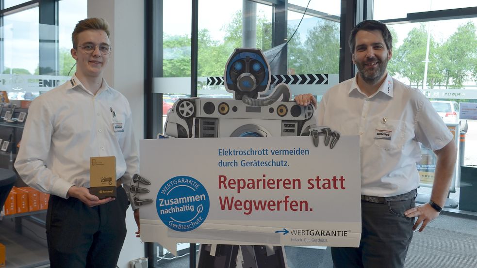 Teamleiter Ulrich Pongratz (rechts) und Auszubildender Erik Baller setzen in Sachen Technik auf Nachhaltigkeit – unter anderem durch das Denken "Reparieren statt wegwerfen". Foto: Hoppe