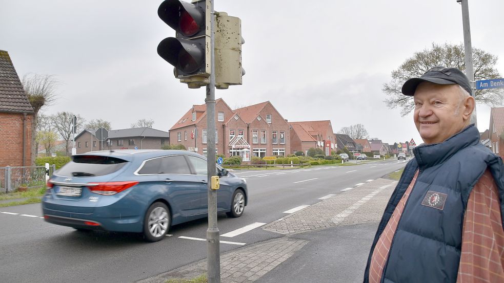 Ortstermin im Mai 2021: Vor einem Jahr zeigte sich Flachsmeers Ortsbürgermeister Karl-Heinz Jesionek schon zuversichtlich, dass es eine Vollbeampelung an der Kreuzung Papenburger Straße/Königstraße/Am Denkmal geben wird. Jahrelang hatte sich der Sozialdemokrat dafür eingesetzt. Jetzt soll sie kommen, die Ampel. Foto: Ammermann/Archiv