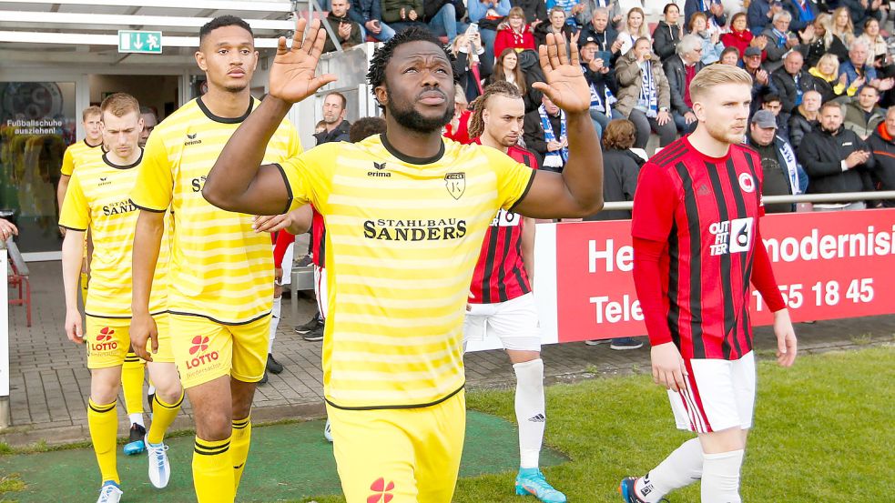 Am Mittwoch lief Ibrahim Sillah (Mitte) ein letztes Mal in dieser Saison für Kickers Emden auf. Ob er sich das Emder Trikot auch in der kommenden Saison überstreift, ist noch nicht endgültig klar. Foto: Doden