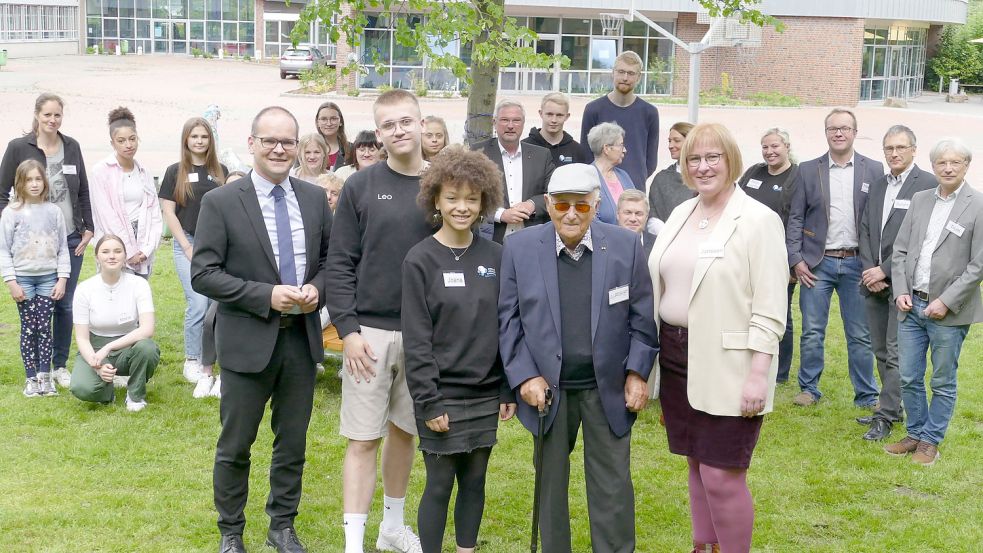 Gemeinsames Foto mit Minister: Der niedersächsische Kultusminister Grant Hendrik Tonne (vorn, links) besuchte am Mittwoch das Albrecht-Weinberg-Gymnasium in Rhauderfehn. Dabei waren auch Schülersprecher Leo Lüken ( vorn, ab 2. von links), Schülersprecherin Joana Cramer, Namensgeber Albrecht Weinberg und Schulleiterin Ulrike Janssen. Fotos: Wieking