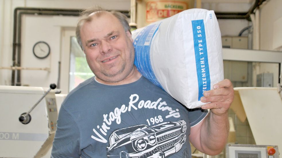 An Mehl leidet Bäckermeister Gerold de Beer auch in der Krise keinen Mangel. Er muss dafür aber tiefer in die Tasche greifen und das merken letztlich auch die Kunden. Foto: Schönig
