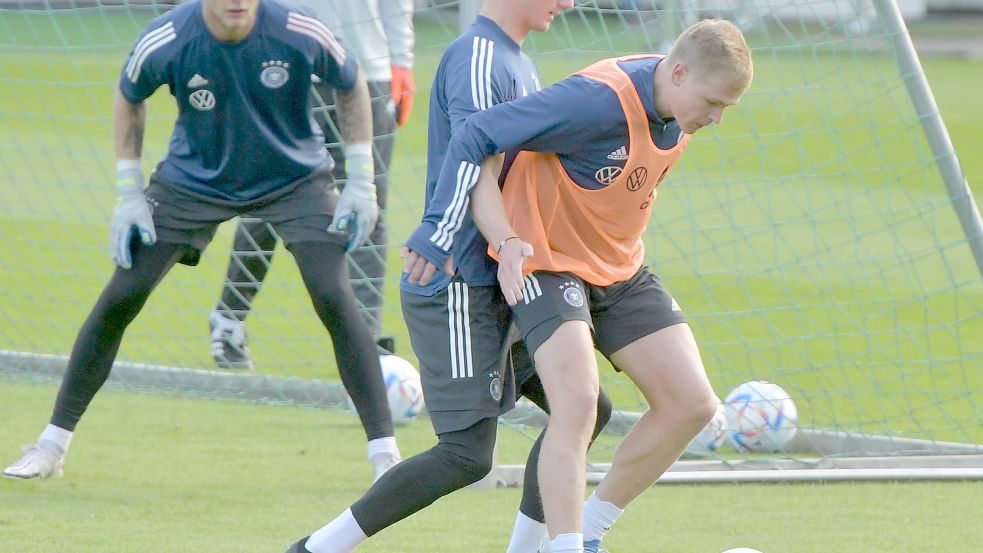 Läuft das erste Mal in Osnabrück auf: U-21-Kapitän Jonathan Burkardt (am Ball). Foto: Helmut Kemme