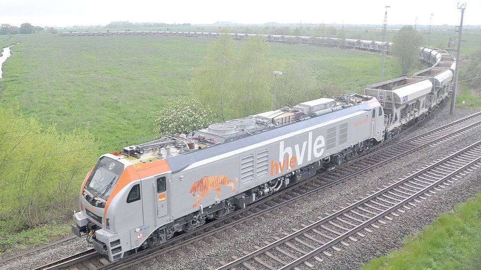 Schwere Güterzüge, wie dieser der Havelländischen Eisenbahn, sorgen seit anderthalb Jahren für ungewöhnlich starke Vibrationen. Foto: Wolters/Archiv