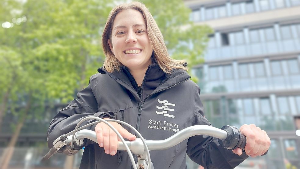 Tessa Gebhardt ist Nahmobilitätsmanagerin bei der Stadt Emden und fährt privat wie beruflich nur mit dem Fahrrad. Bei der Stadtverwaltung sollen bald mehr Dienstfahrräder eingesetzt werden. Foto: Hanssen