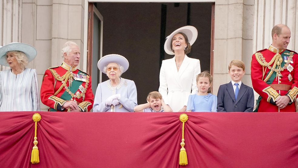Gegenwart und Zukunft der britischen Monarchie: Queen Elizabeth II., Königin von England, umgeben von der Familie. Foto: dpa