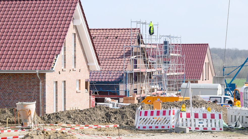 Bald soll in Firrel wieder gebaut werden können. An der Unlander Straße will die Gemeinde eine neues Baugebiet erschließen. Insgesamt sollen dort 35 weitere Grundstücke entstehen. Foto: Stratenschulte/DPA