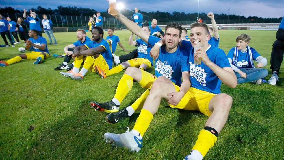 Nach dem geschafften Aufstieg von Kickers Emden (vorne links Tido Steffens, daneben Bastian Dassel) floss auch eine Menge Bier. Foto: Doden