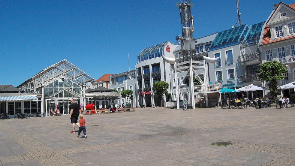 Auf dem Auricher Marktplatz (links die Markthalle) ist viel graue Fläche. Könnte man durch Bäume mehr Atmosphäre schaffen? Foto: Luppen