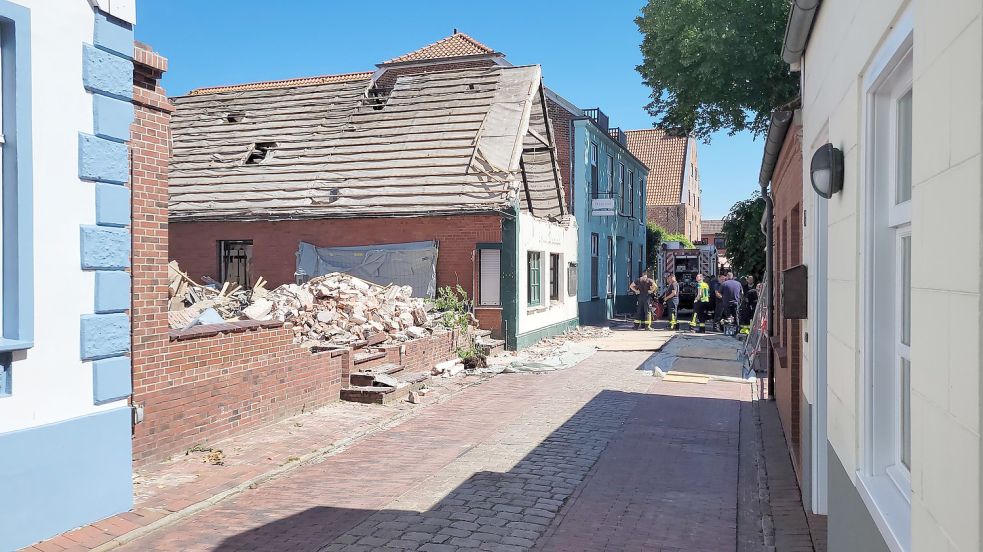 Hier ist die Teestube kurz vor dem Abriss zu sehen. Direkt davor sind die Überreste von dem Haus zu sehen, dass vor knapp zwei Wochen weichen musste.