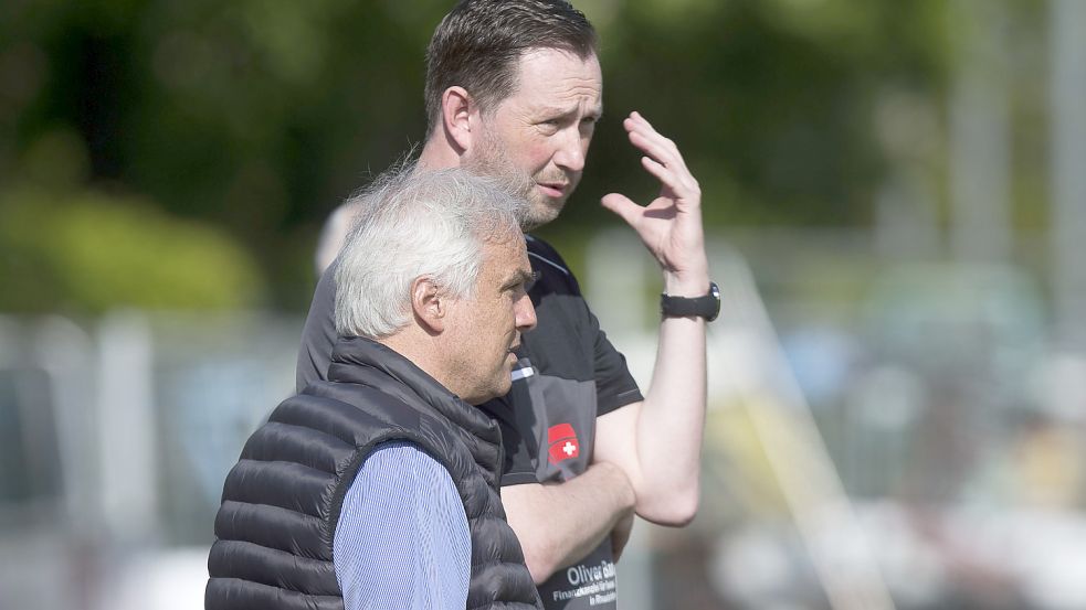 Germania Leer um Interimstrainer Frank Bajen und dem 2. Vorsitzenden Ferhat Özdemir muss eine komplett neue Mannschaft aufbauen. Foto: Doden