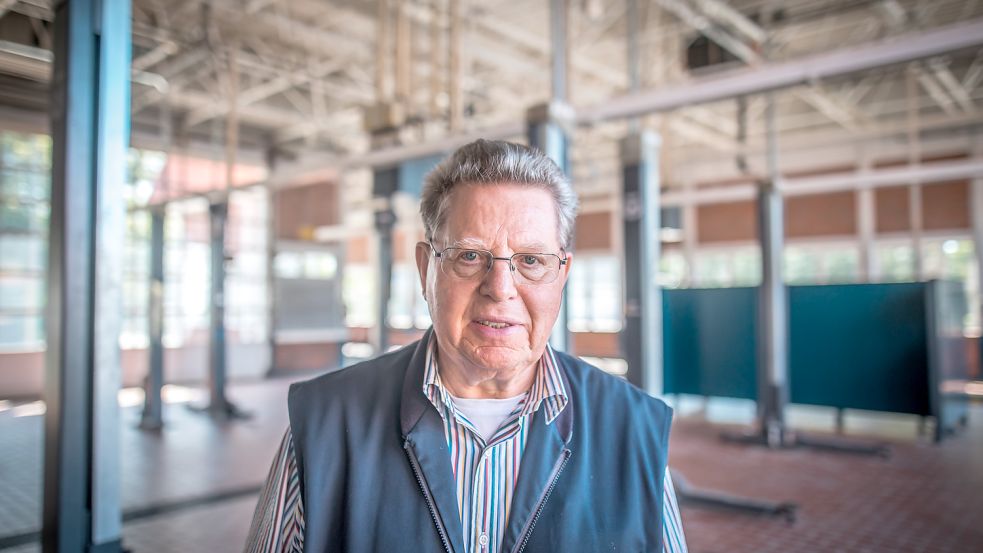 Lothar Freese schwärmt vom Platz, den die neue Fahrzeug-Werkstatt bietet. Fotos: Cordsen