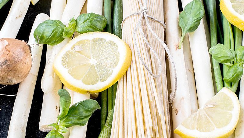 Spargel kann vielfältig mit Nudeln kombiniert werden - mit Parmesan, mit Pesto, mit Tomatensauce oder auch mit einer Mischung aus Zitrone, Basilikum und Parmesan. Foto: Stefanie Hiekmann