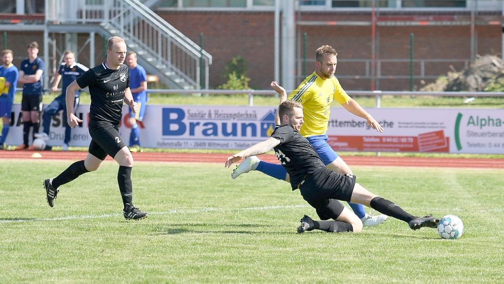 Der FC Loquard (schwarze Trikots) gewann das „Endspiel“ in Wittmund und bleibt Ostfrieslandligist. Foto: J. Doden