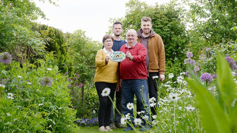 Über die Wertschätzung ihres Gartens durch „Natur im Garten“ freuen sich (von links) Hedwig, Torsten und Hans-Günter Tjarks und Malte Schoon. Foto: Lüppen