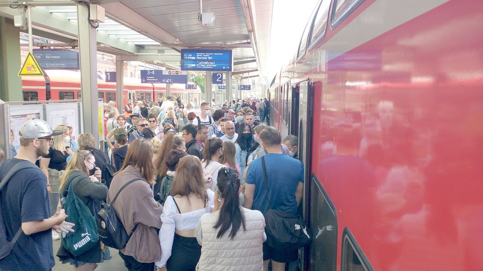 Viele Schweriner wollten am Samstagmittag mit dem Regionalexpress nach Rostock fahren. Foto: Konstantin Pavel