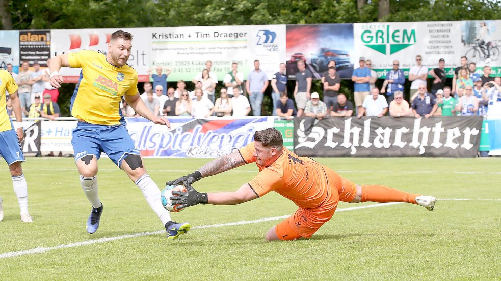 Kickers-Torwart Nils Ludwig überragte und rettet hier gegen den Todesfelder Morten Liebert. Foto: Noveski