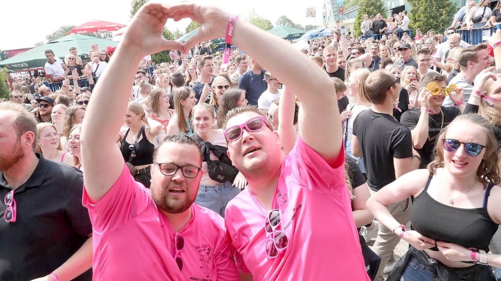 Gutes Wetter, gute Stimmung: Die Besucher genießen die Party in Tange. Foto: Hock