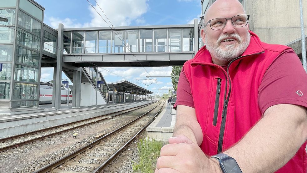 Am Emder Bahnhof: Läuft alles nach Plan, fährt der 53-Jährige aus Hinte ab Januar auf der Strecke zwischen Ostfriesland und Münster. Foto: Päschel
